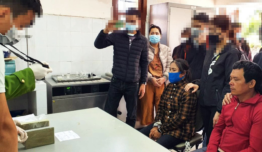 Các đối tượng chứng kiến cơ quan chức năng giám định 4 bánh heroin