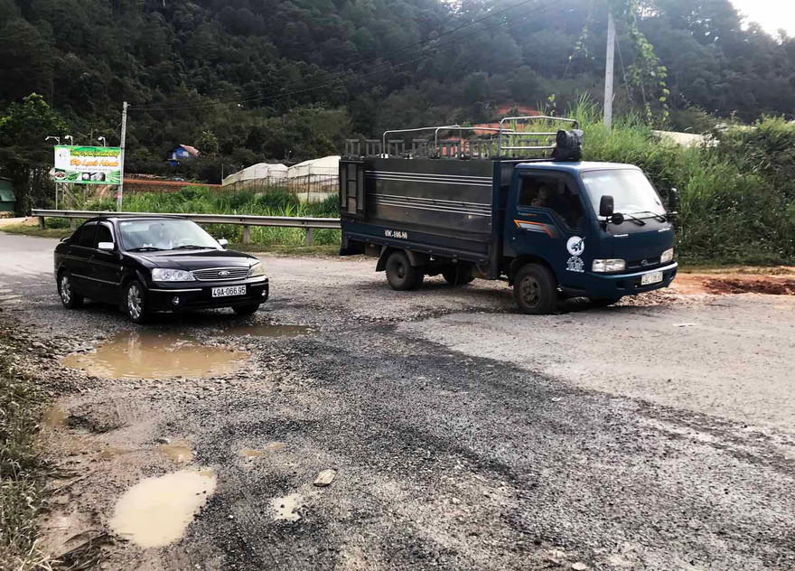 Mặt đường bong tróc, nát bét