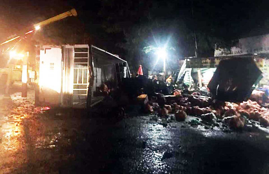 Hiện trường vụ lật xe tải chở rau