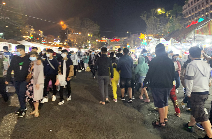 đong người tấp nập du xuân tại Đà Lạt.