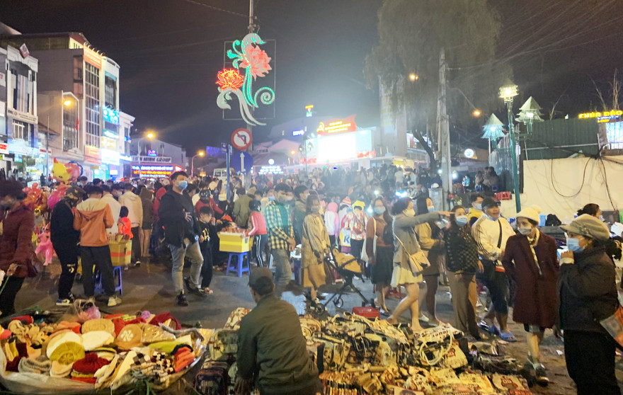 Dòng người tấp nập ở Khu Hòa Bình