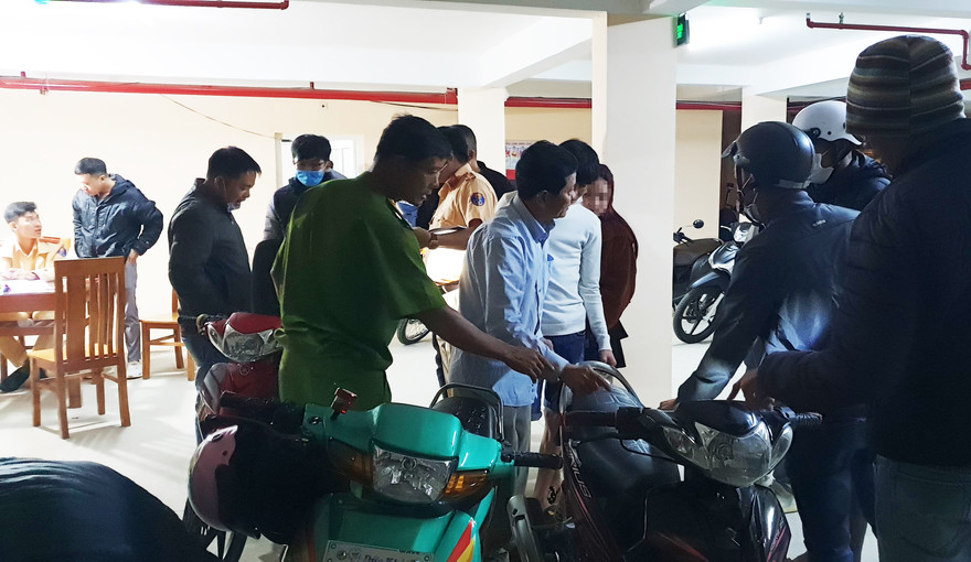 Nhiều "quái xế" bị đưa về trụ sở công an để xử lý.