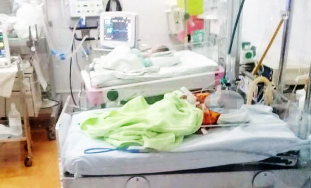 bé sơ sinh đang được cứu chữa tại bệnh viện