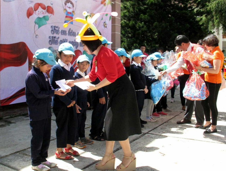 Tặng quà cho học sinh nghèo