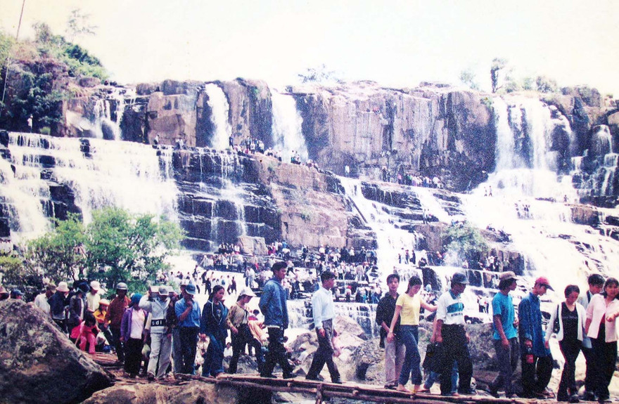 Dòng người trẩy hội Pongour