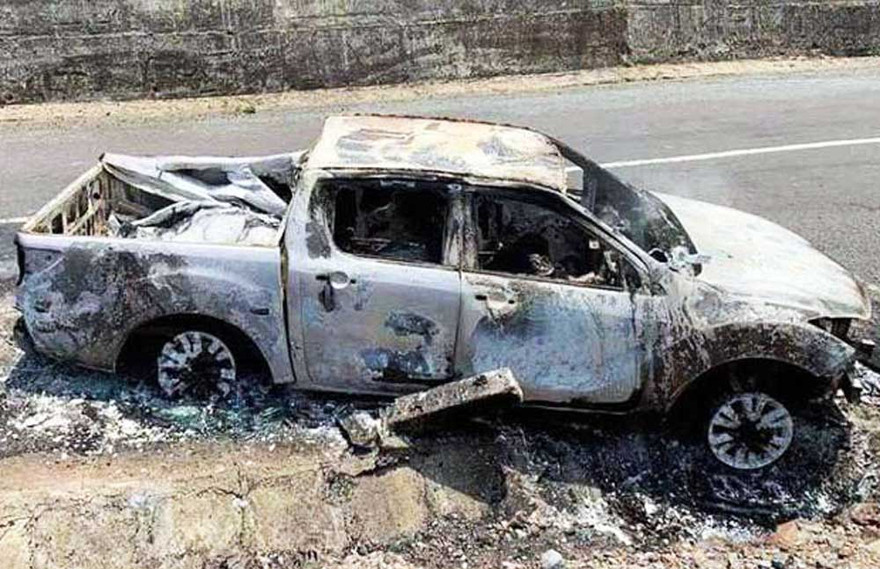 Cửa hàng nhà ông Minh cửa đóng then cài