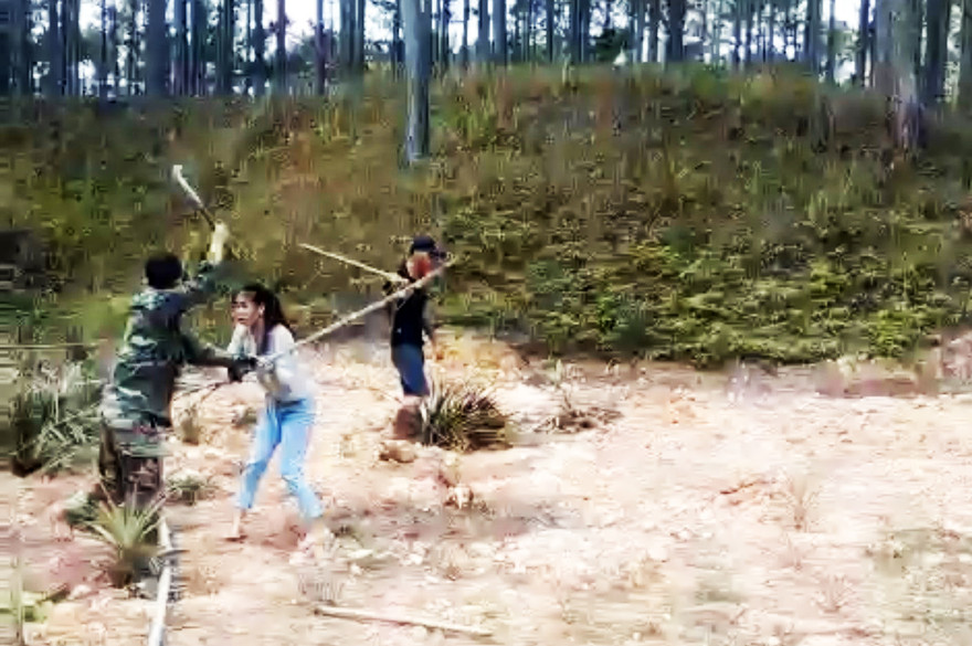 Nhóm của Khoa mang hung khí tđến gây hấn xô xát - ảnh chụp từ màn hình