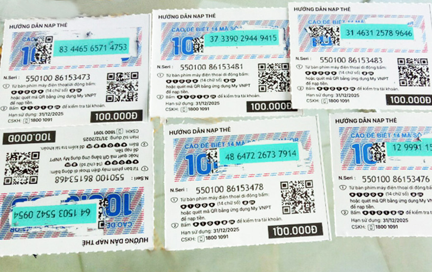 Một số thẻ cào điện thoại mà chủ nhà xe đã gửi cho kẻ lừa đảo