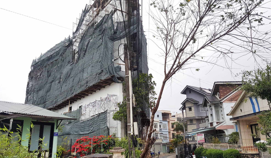 Khách sạn này cao hơn hẳn các căn nhà cùng dãy phố