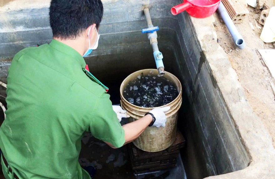 Nước thải đen ngòm tại khu vực chiết tách vàng trái phép