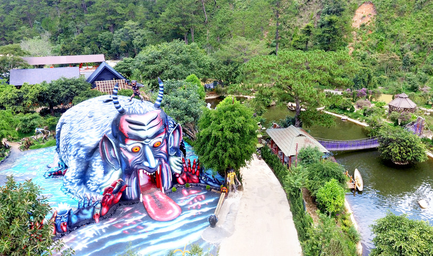 Quỷ núi Suối ma nhìn từ trên cao