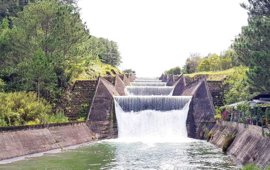 Đập tràn hồ Tuyền Lâm, nơi có nhiều khách tham quan.