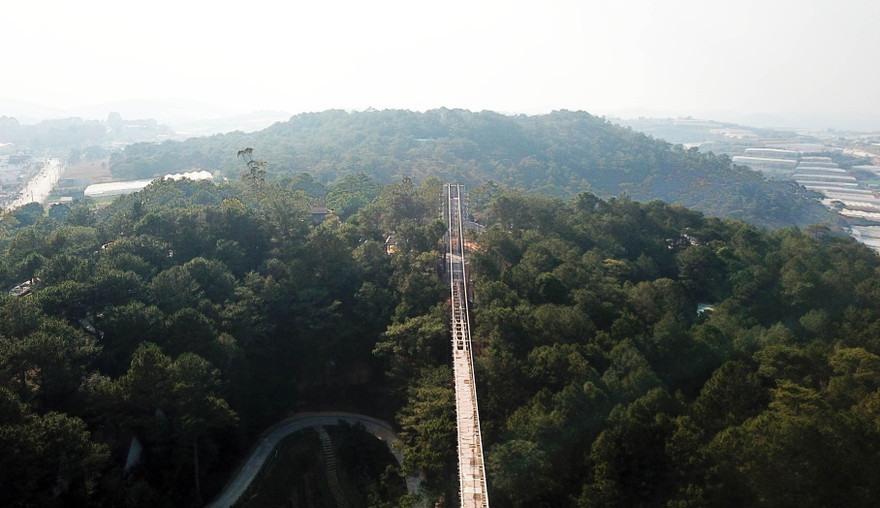 Cây cầu dài hun hút xây không phép