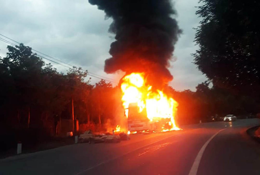 Xe khách giường nằm bốc cháy dữ dội trên Quốc lộ 20