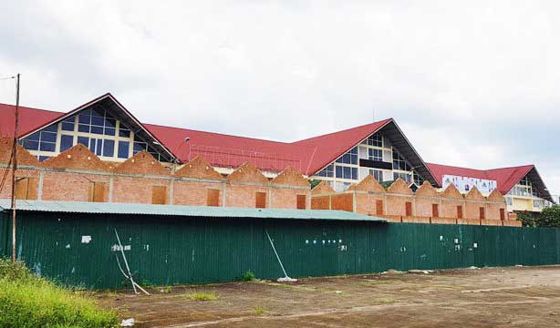 Dãy ki ốt gần như che khuất mặt tiền chợ