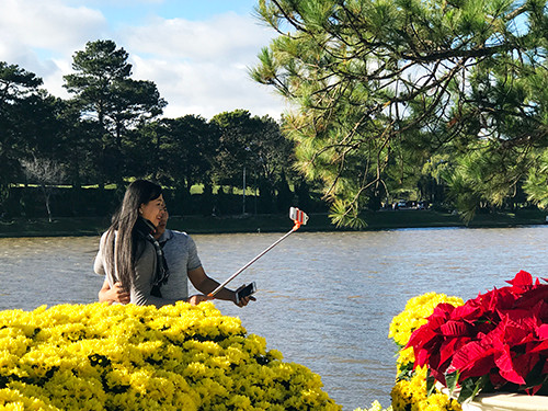 Không gian hoa bên hồ Xuân Hương thu hút giới trẻ