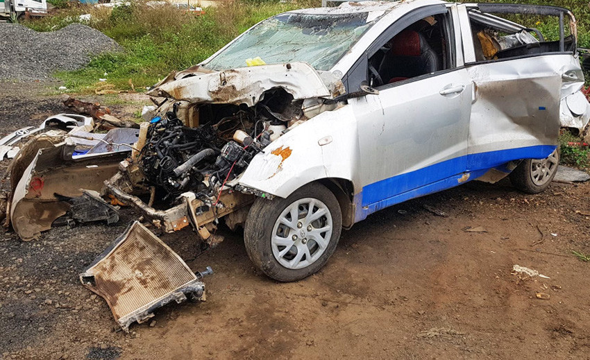 Chiếc taxi bể nát sau vụ tai nạn