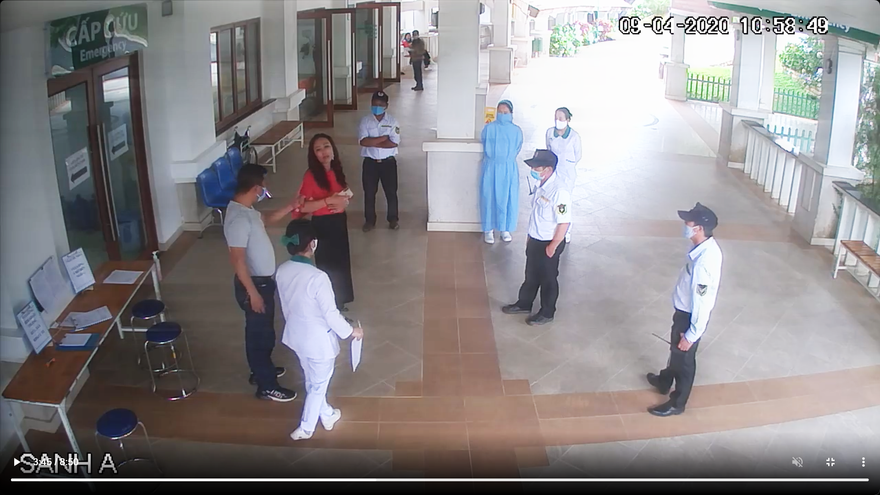 Khởi tố người đánh bảo vệ khi được nhắc đo thân nhiệt
