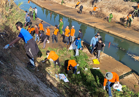 Đông đảo thanh niên tham gia dọn rác ở suối Cam Ly