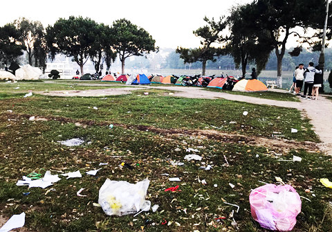 Cắm trại và xả rác ở hồ Xuân Hương