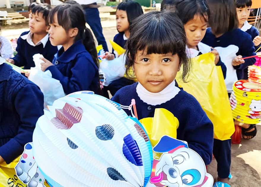 Trẻ vùng sâu hớn hở vì được tặng lồng đèn