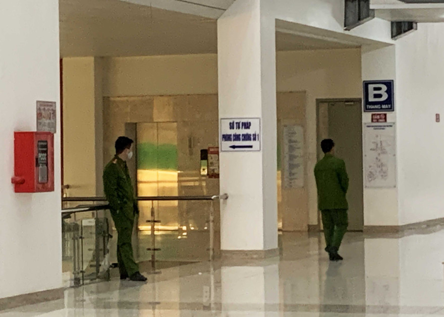 Việc bắt và khám xét diễn ra tại nơi làm việc của bà Liên.