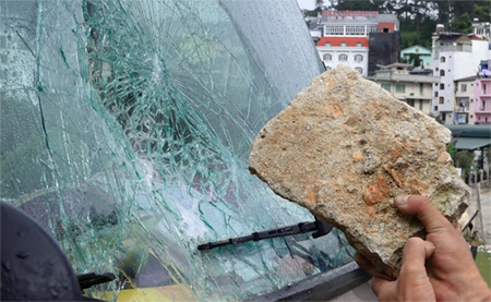  dùng đá đập vỡ kính ô tô du lịch để trộm tài sản