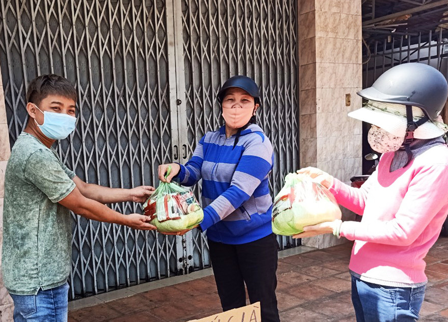 Trao quà cho những người bán vé số tại Đà Lạt