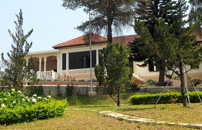 cấm tập trung đông người xung quanh trụ sở UBND tỉnh.