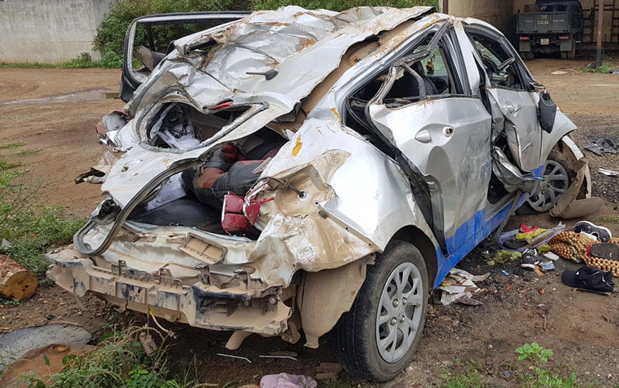 Chiếc taxi bị biến dạng sau tai nạn