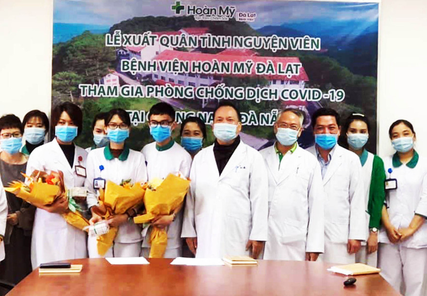 Giám đốc Giám đốc Bệnh viện Hoàn Mỹ Đà Lạt tặng hoa cho các tình nguyện viên