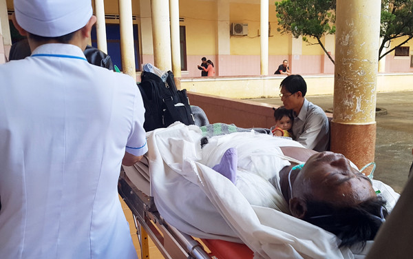 Người chồng bị bỏng nặng phải chuyển đi TPHCM cứu chữa