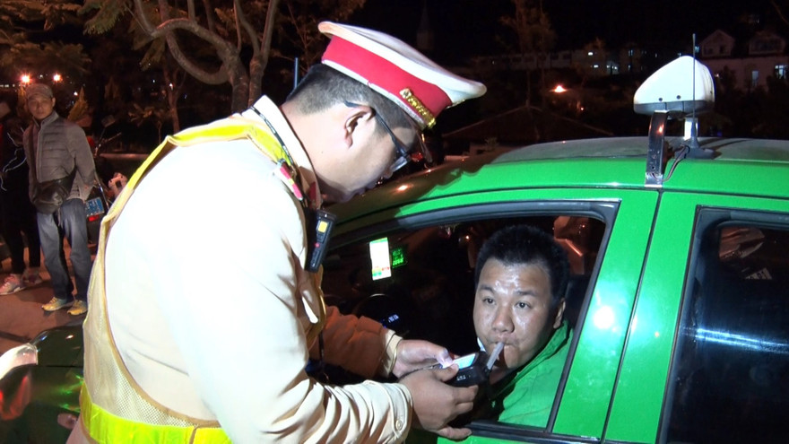 Đo nồng độ cồn đối với tài xế taxi