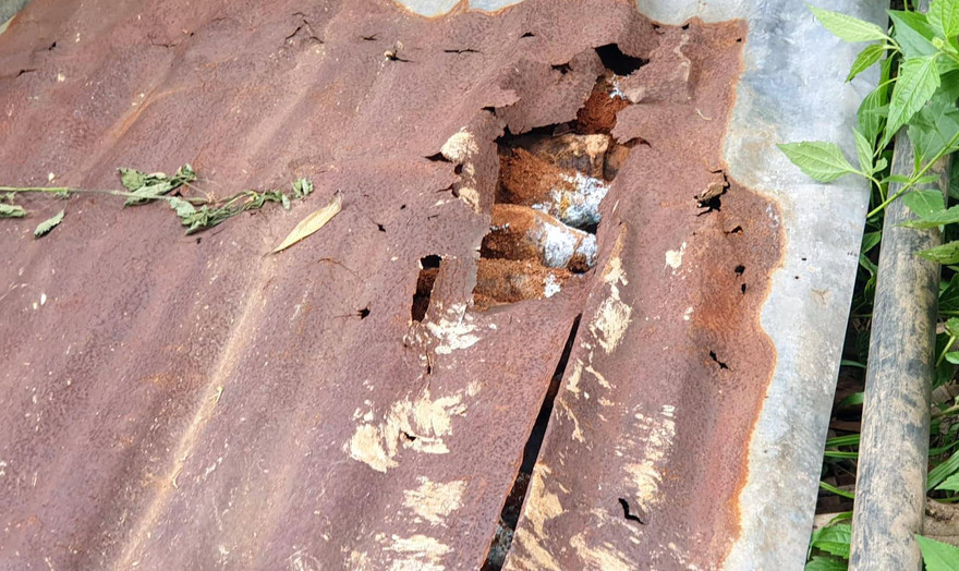 Ngoài 31 quả đạn cối rới vãi, nhiều đầu đạn khác thò ra ngoài miệng hầm