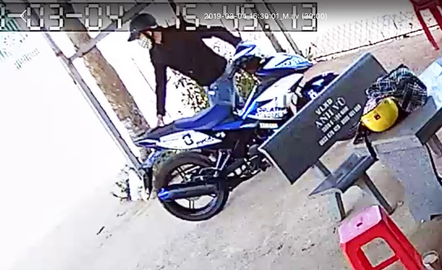 Đột nhập trộm xe máy nhà anh Sép-ảnh cắt từ camera