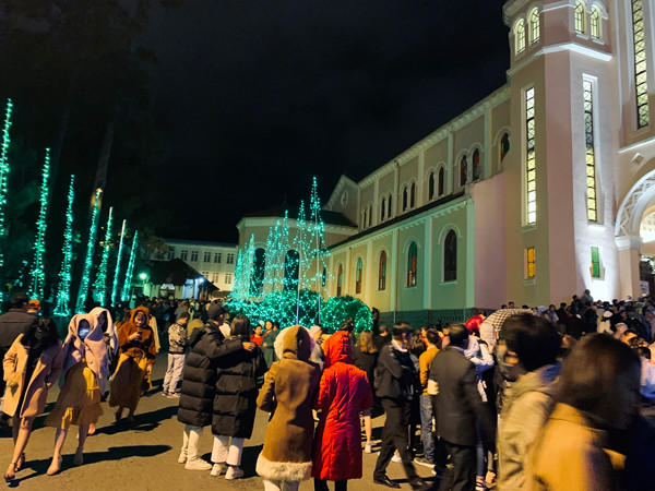 Dòng người đổ về Nhà thờ Chánh tòa Đà Lạt 