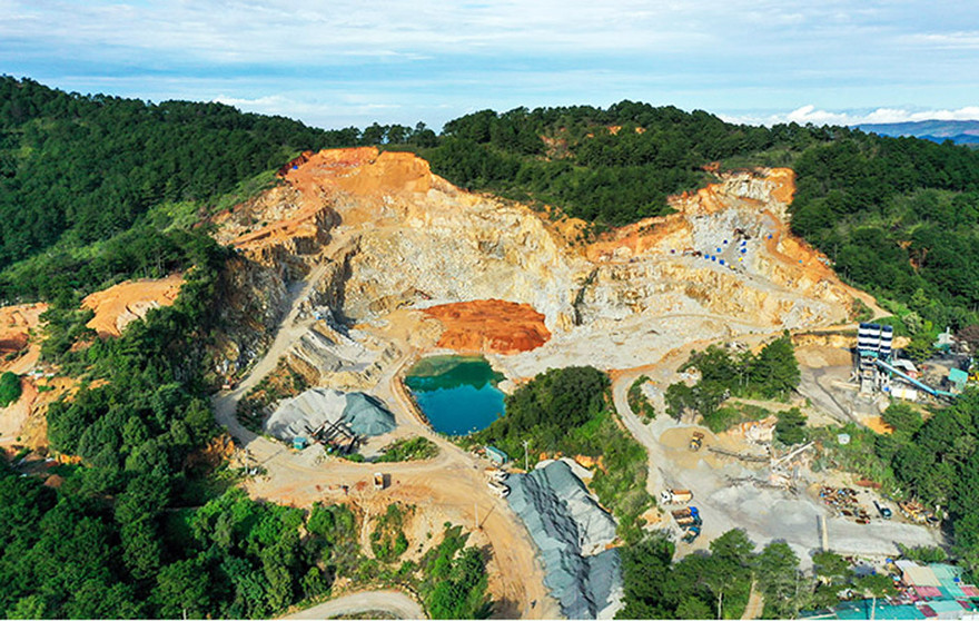 Khai thác đá ồ ạt làm biến dạng địa hình các đồi thông