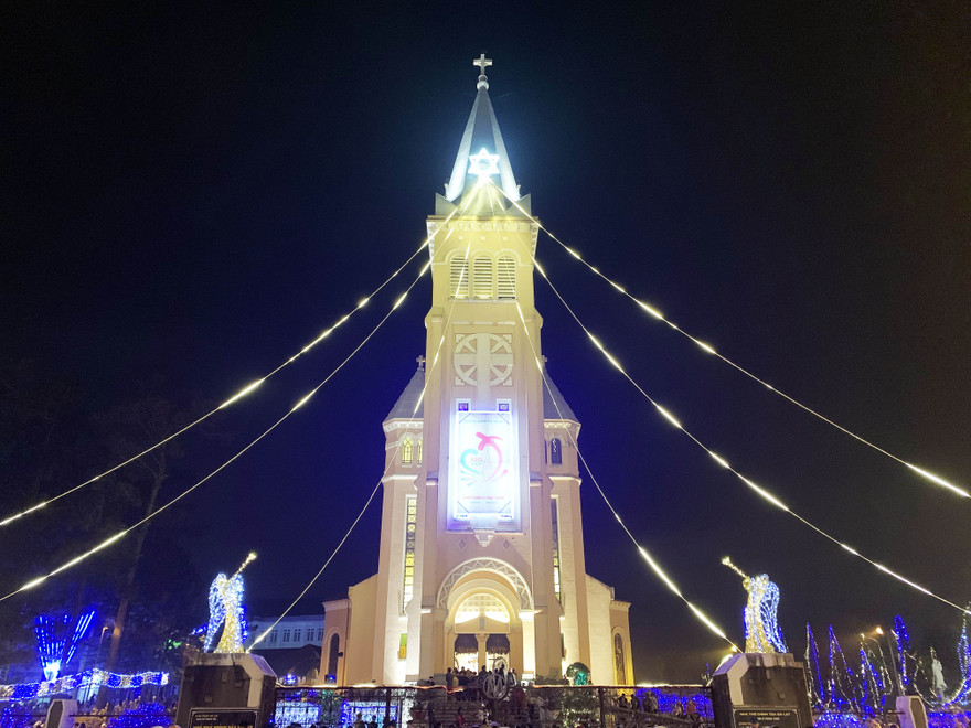 Nhà thờ Chánh tòa được trang hoàng lộng lẫy