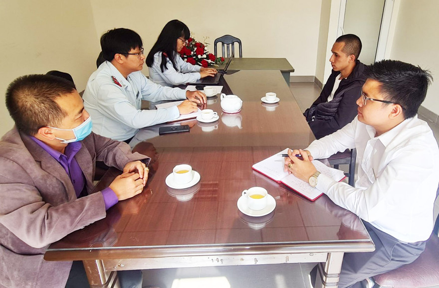 Thanh tra Sở TT&TT làm việc với Đỗ Tuấn Mạnh (áo đen)