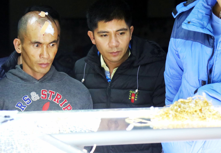 Văn Đức Khánh (bên trái) cướp tiệm vàng K.N