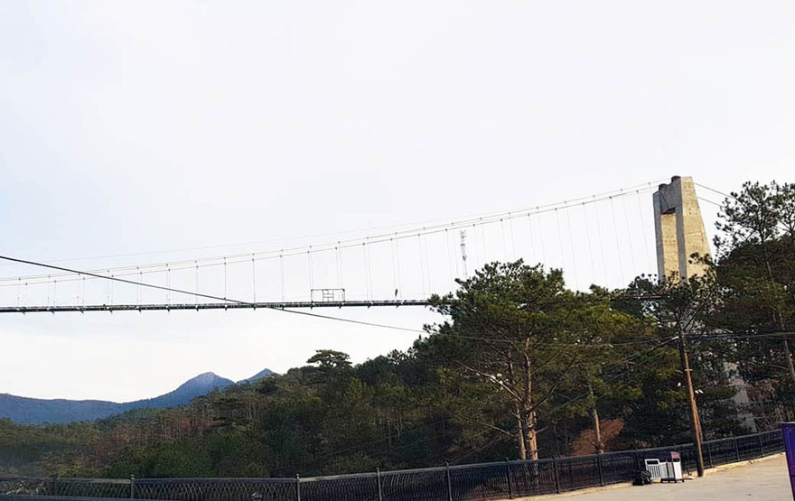 Một góc công trình cầu đáy kính