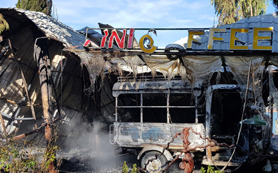 Quán cà phê xe cổ bị cháy rụi