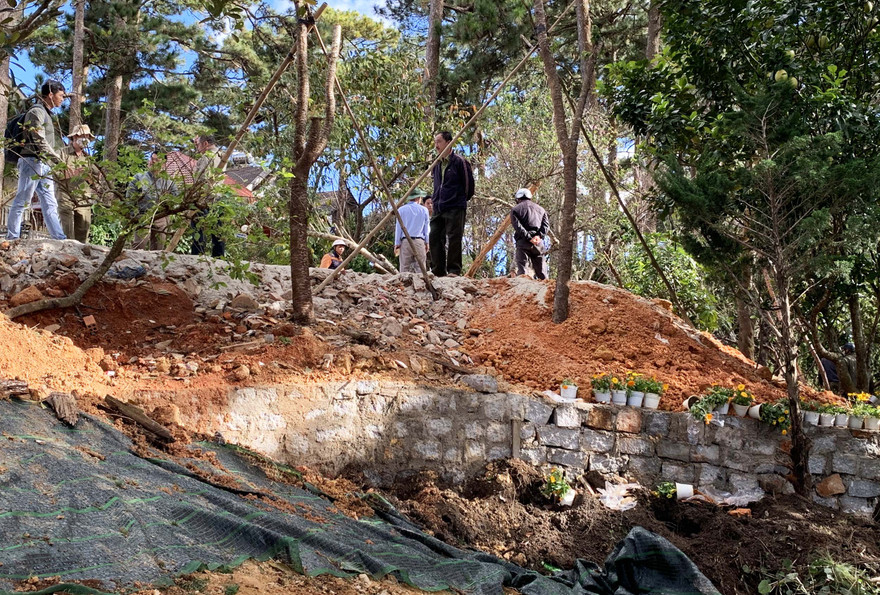 Khu đất rừng phòng hộ bị lấn chiếm, xây dựng trái phép