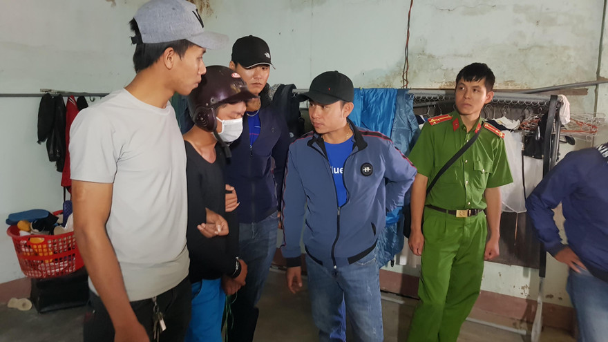 Đưa Vũ (người bịt khẩu trang) đến nơi giết vợ