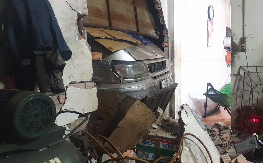 Xe khách tông sập tường nhà.