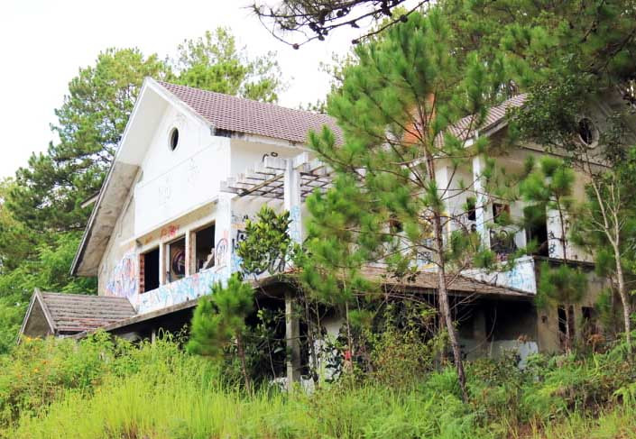 Biệt thự kiến trúc Pháp bị bỏ hoang