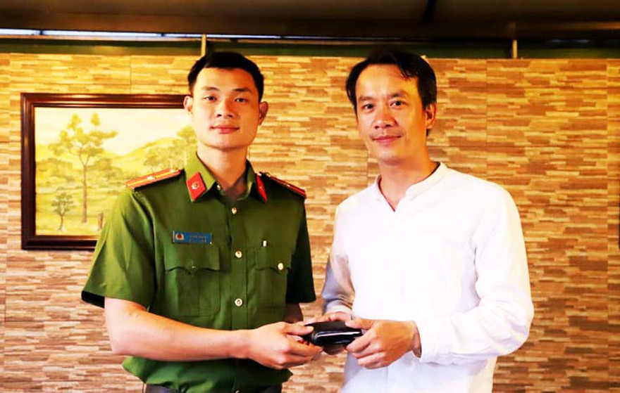 Thiếu úy Đào Bá Đoàn trả lại tiền cho người đánh rơi.