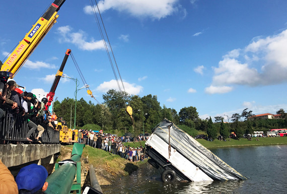 Nỗ lực trục vớt xe tải