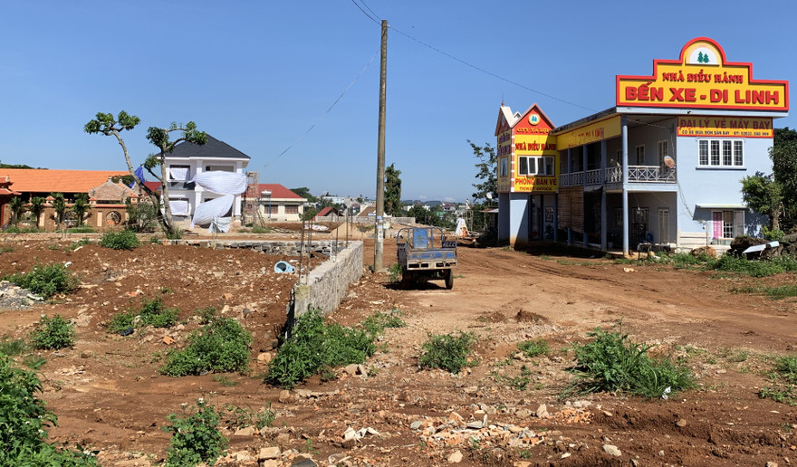 Bến xe Di Linh bị đình chỉ thi công