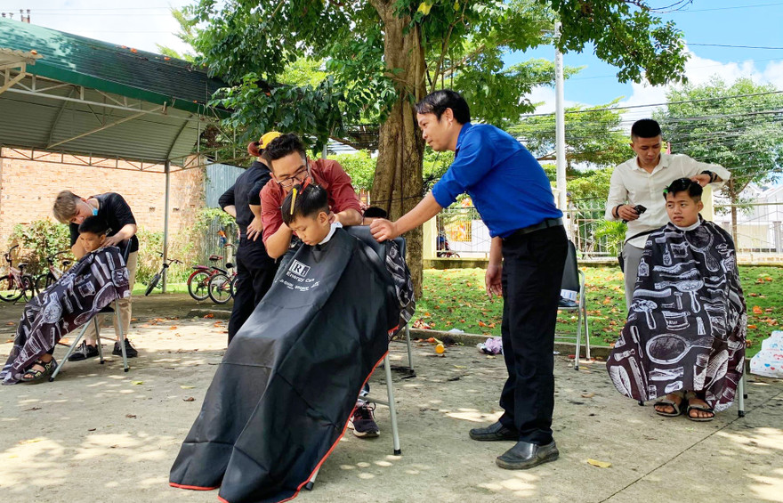 Cắt tóc miễn phí cho học sinh trên sân trường